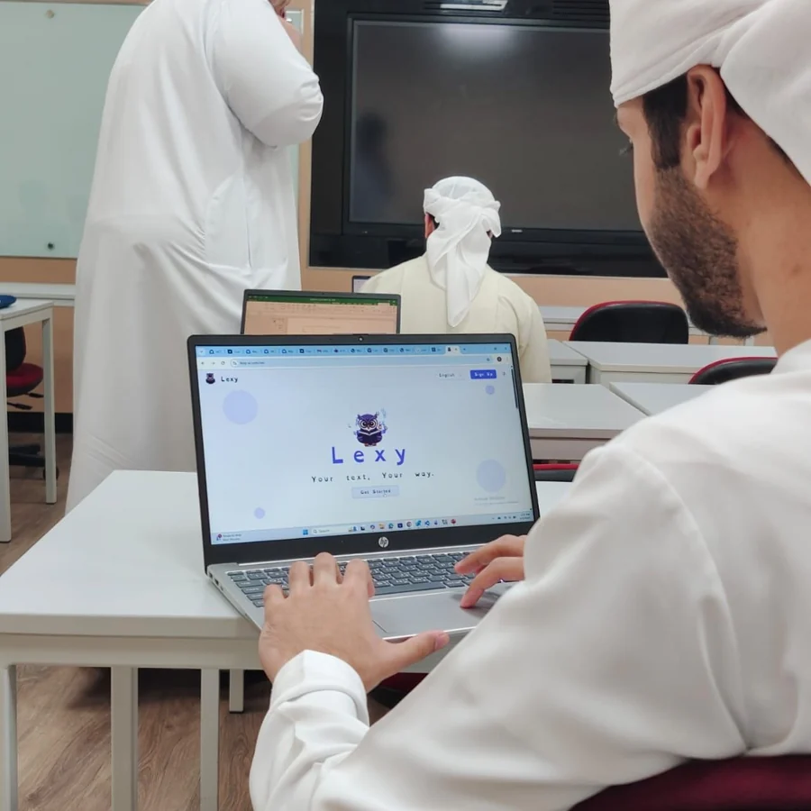 طالب إماراتي يتفاعل مع منصة Lexy على حاسوب محمول في صف دراسي بالإمارات.